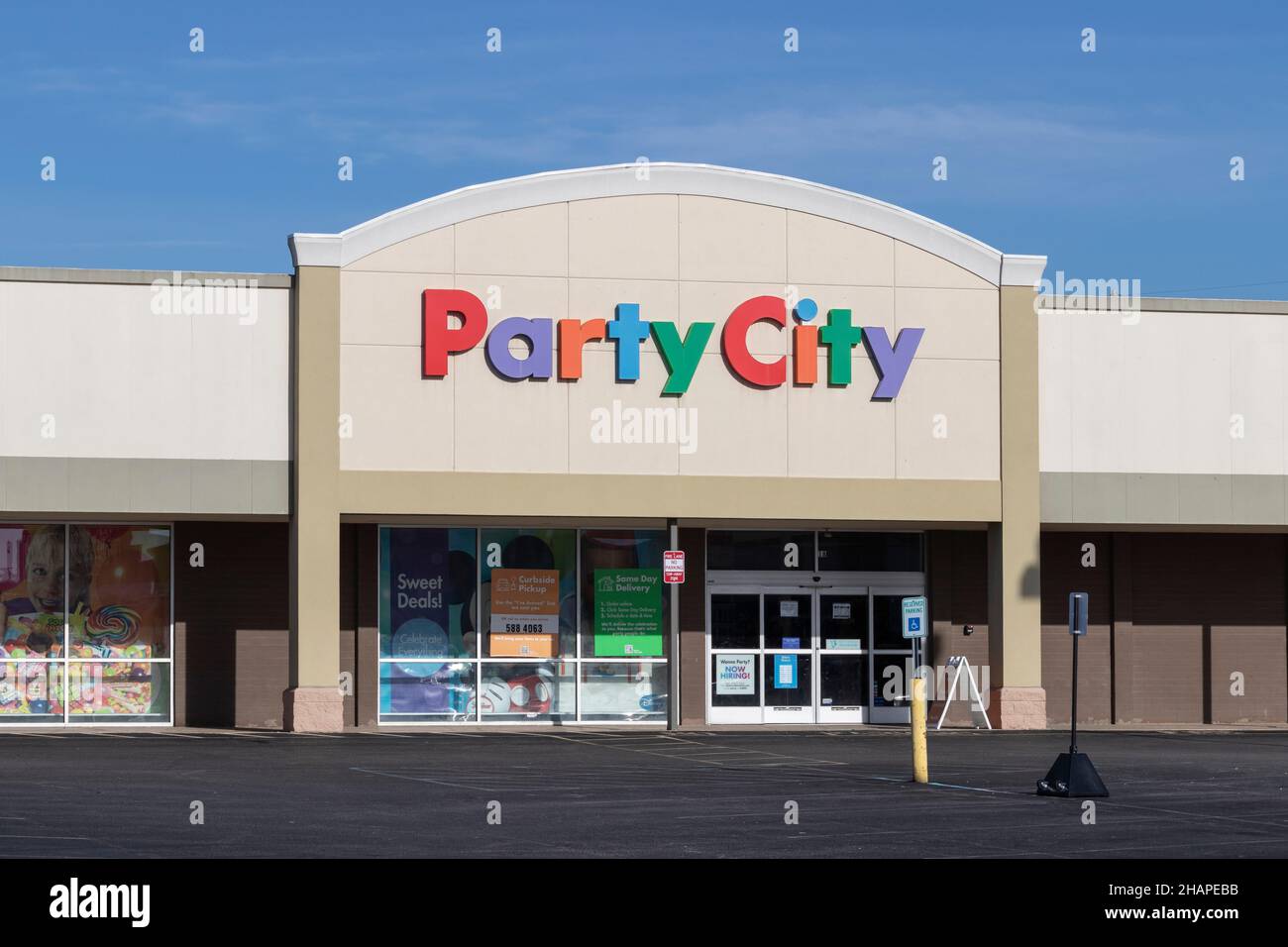Lafayette - circa Dicembre 2021: Centro commerciale party City Strip. Party City offre costumi e forniture per feste tutto l'anno. Foto Stock