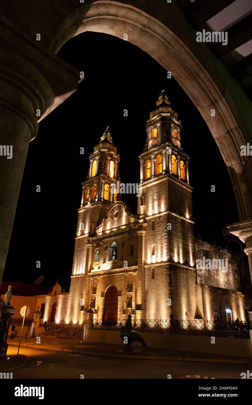 Cattedrale di Campeche, dedicata alla Madonna dell'Immacolata Concezione a Campeche Messico. Foto scattata nella notte d'estate Foto Stock