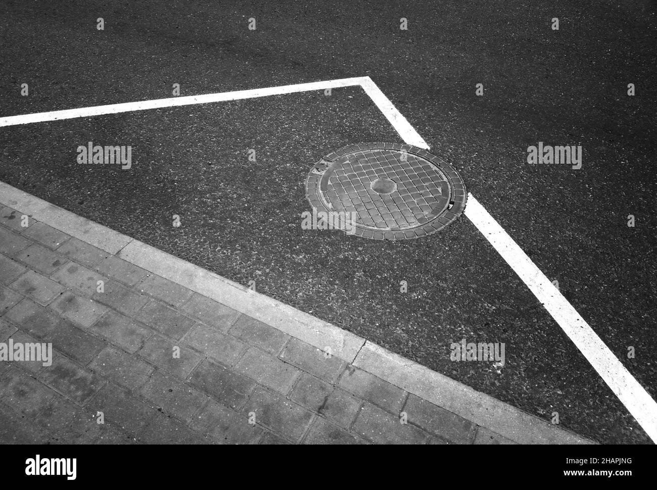 Botola sulla linea di segnaletica stradale sfondo russo Foto Stock