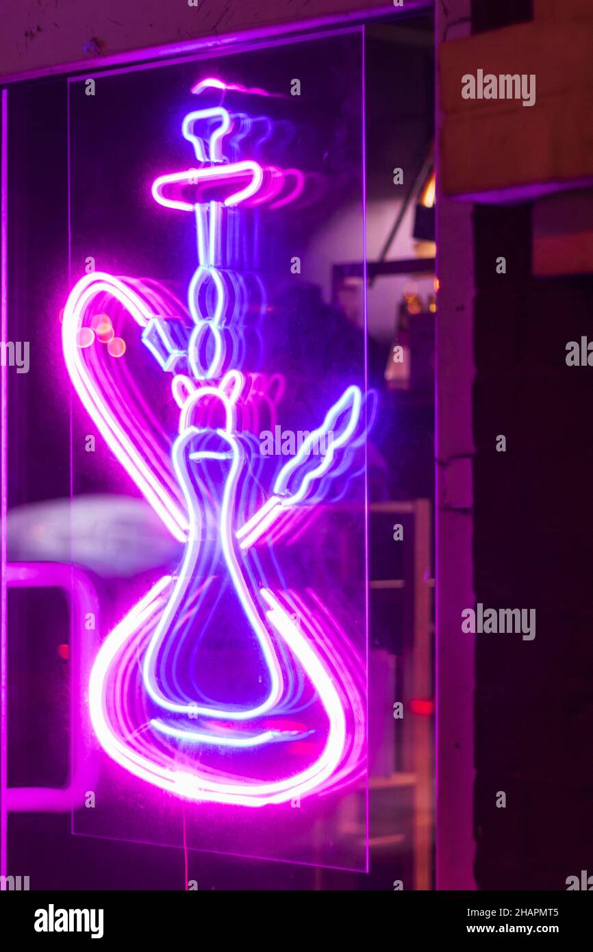 neon hookah shisha segno pubblicità chiara vetrina ingresso .concept bar zona chill Foto Stock