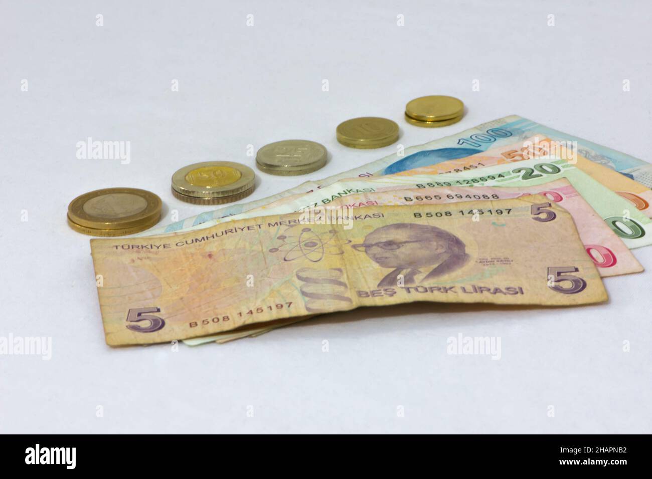 Banconote e monete in lira turche isolate su sfondo bianco Foto Stock