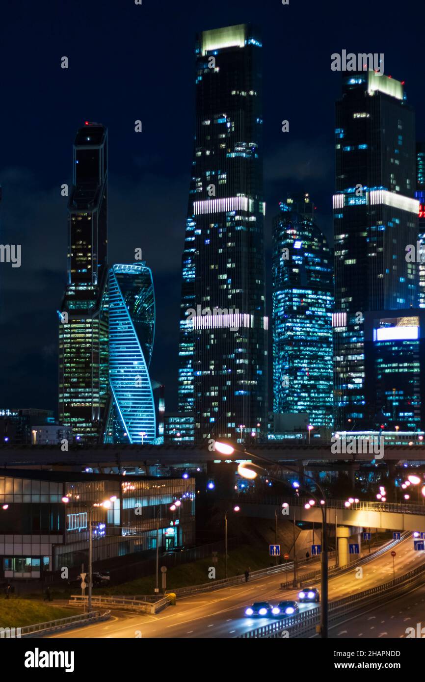 notte città grattacieli centro affari traffico trasporto luci urbano vibe concetto carta da parati Foto Stock
