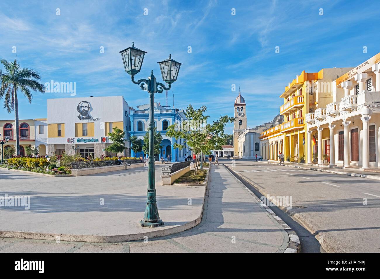 Parque Céspedes / Plaza de la Revolución de Bayamo e San Salvador de Bayamo chiesa nella città Bayamo, provincia di Granma, Cuba, Caraibi Foto Stock