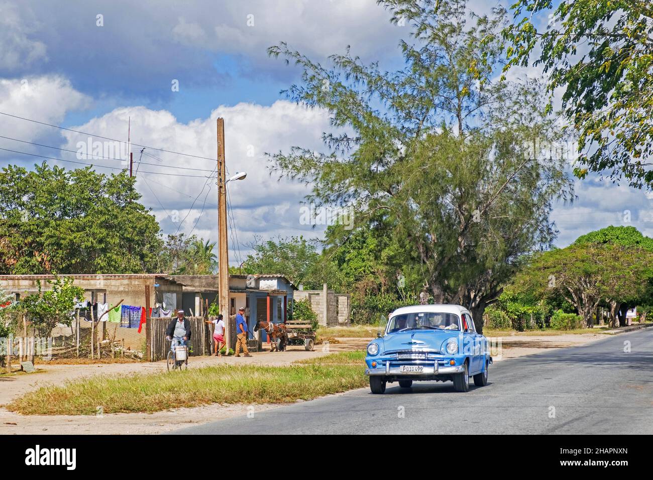 Auto d'epoca americana classica che guida sulla Carretera Central / CC / Central Road, autostrada ovest-est che copre la lunghezza dell'isola di Cuba, Camagü Foto Stock