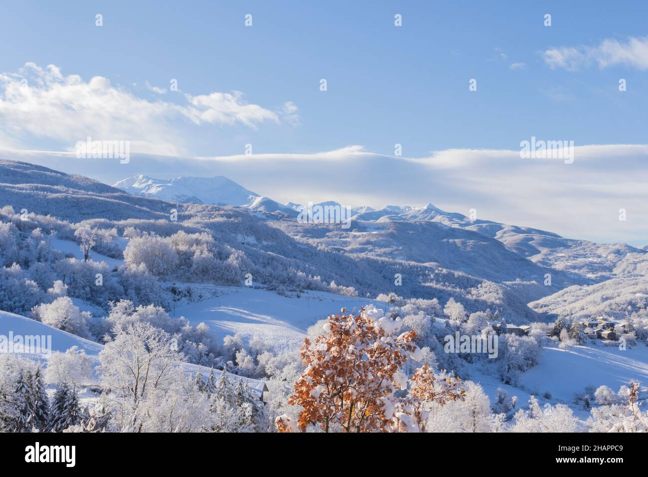 Vista ad angolo alto delle montagne innevate (Succiso Alp) dopo una nevicata. Spazio di copia. Appennini Emiliani Toscani, Emilia-Romagna, Italia Foto Stock