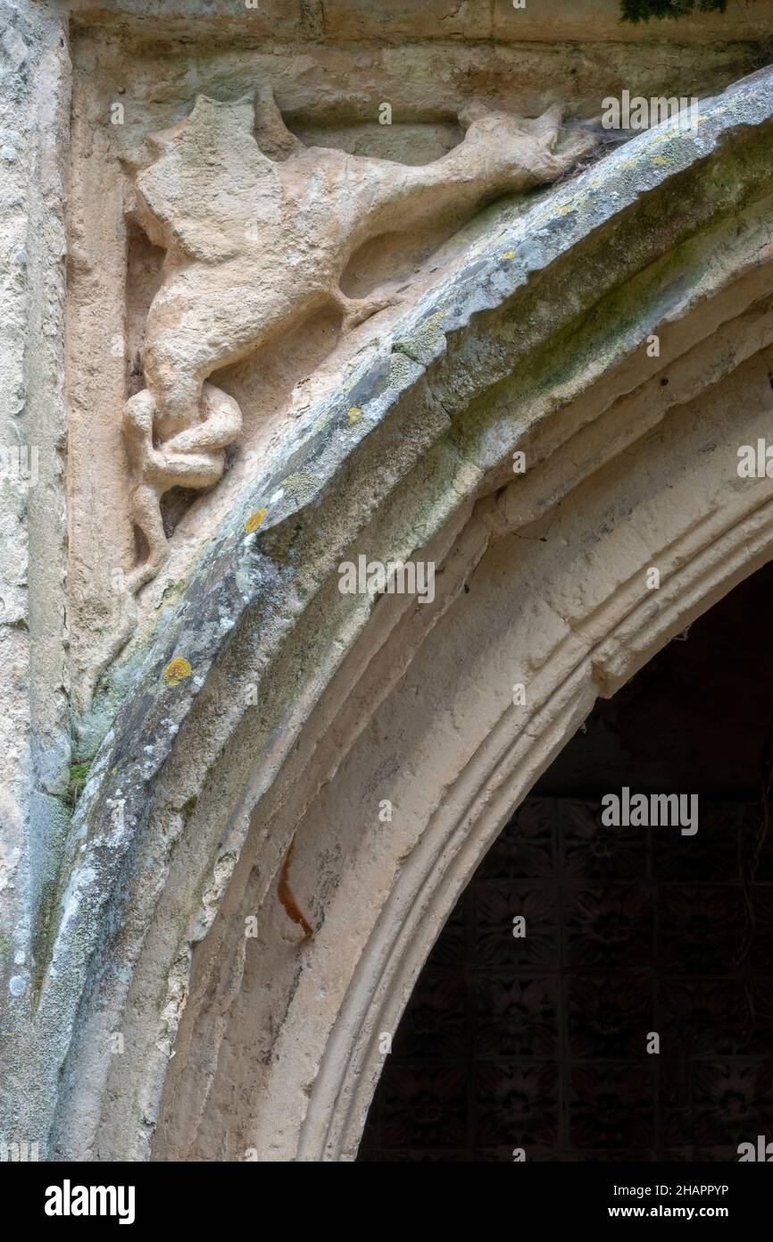 Un drago scolpito nell'angolo del portico in pietra presso la chiesa di Santa Maria dell'Assunzione, Ufford, Suffolk, Regno Unito Foto Stock