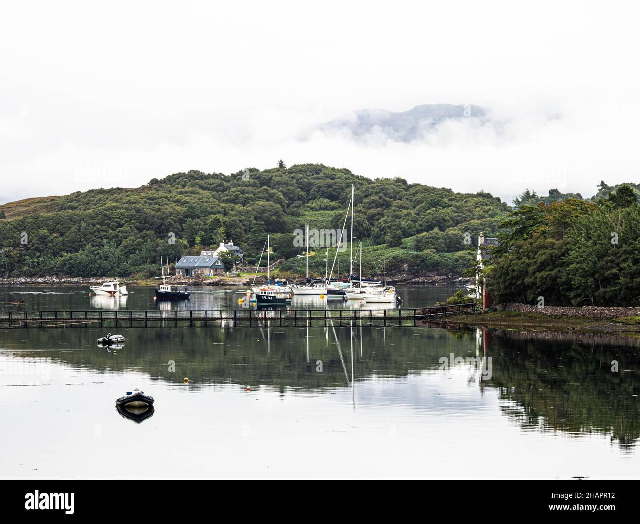 Badachro si affaccia su Loch Gairloch, nelle Highlands nord-occidentali della Scozia. Un ex villaggio di pescatori con porto. Foto Stock