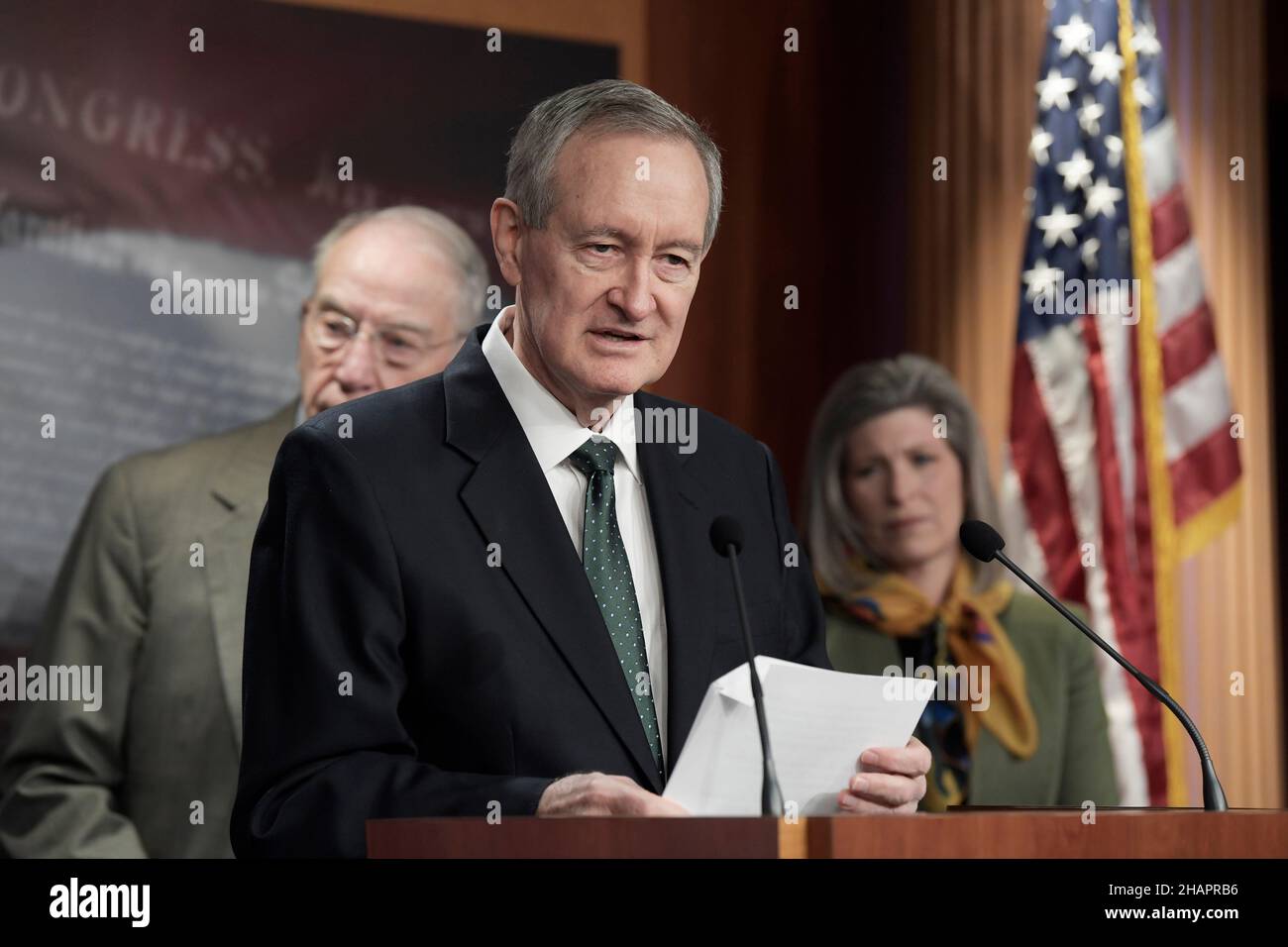 Washington, Stati Uniti. 14th Dic 2021. Il senatore DEGLI STATI UNITI Mike Crapo(R-ID) insieme ai senatori GOP parla di tasse e report IRS durante una conferenza stampa, oggi il 14 dicembre 2021 presso il Senate Studio/Capitol Hill a Washington DC, USA. (Foto di Lenin Nolly/Sipa USA) Credit: Sipa USA/Alamy Live News Foto Stock