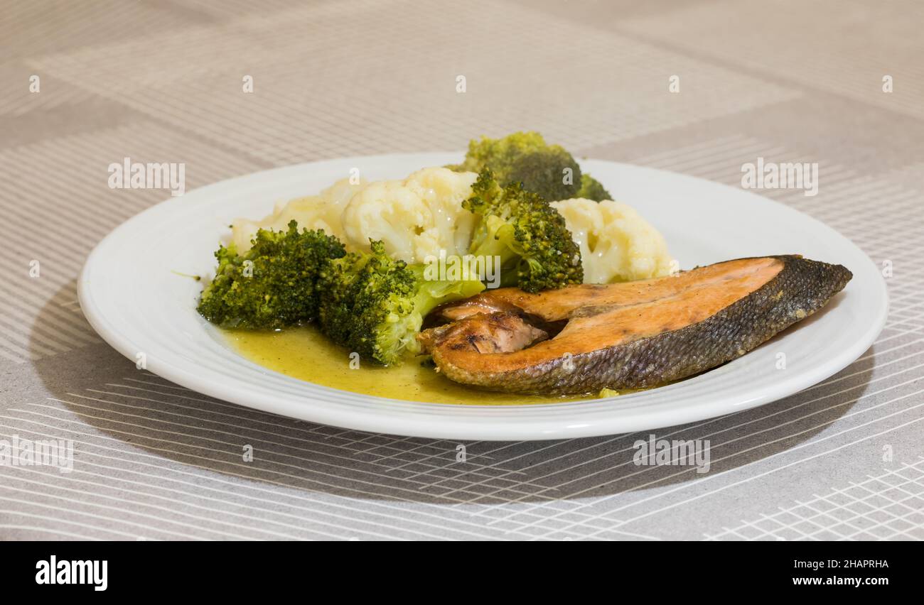 Salmone alla griglia con cavolfiore e broccoli pronti da mangiare. Un piatto sano. Foto Stock