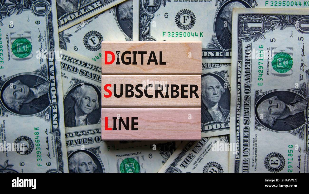Simbolo della linea DSL Digital Subscriber. Concetto parole DSL Digital Subscriber linea su blocchi di legno. Sfondo bello da bollette del dollaro, spazio di copia. BU Foto Stock
