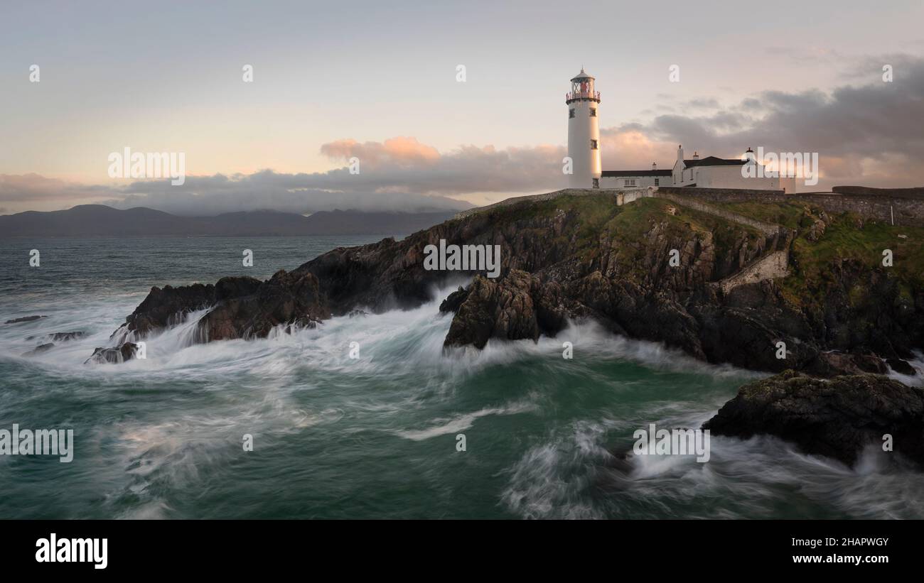 Faro di Fanad situato a Co Donegal, Irlanda. Uno dei più famosi fari del paese, risalente a oltre 200 anni fa, indisturbato dalle malate Foto Stock