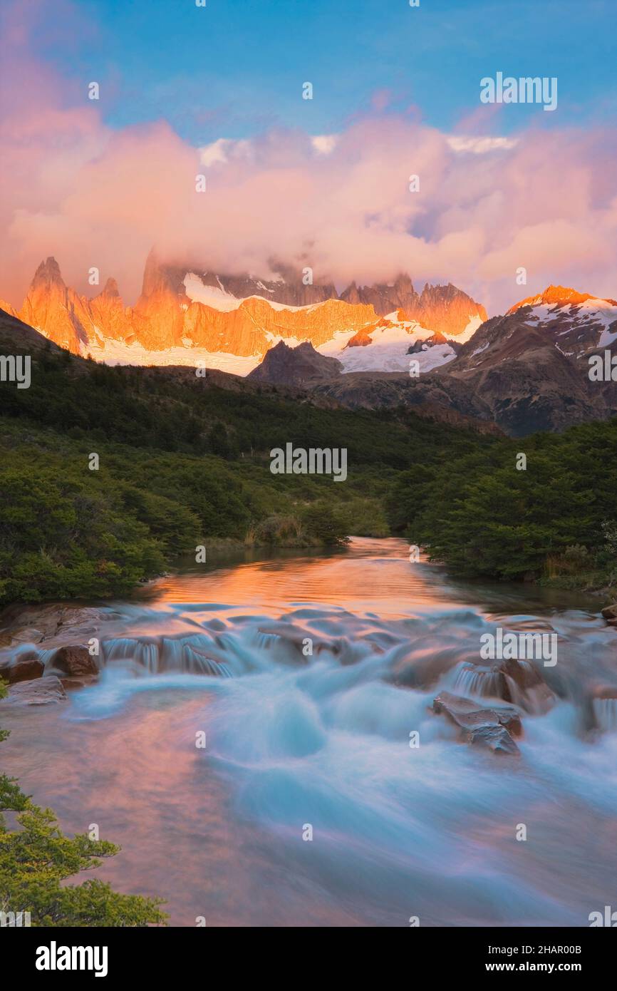 Monte Fitz Roy all'alba, Parco Nazionale Los Glaciares, Argentina Foto Stock Monte Fitz Roy all'alba, Parco Nazionale Los Glaciares, Argentina Foto Stock