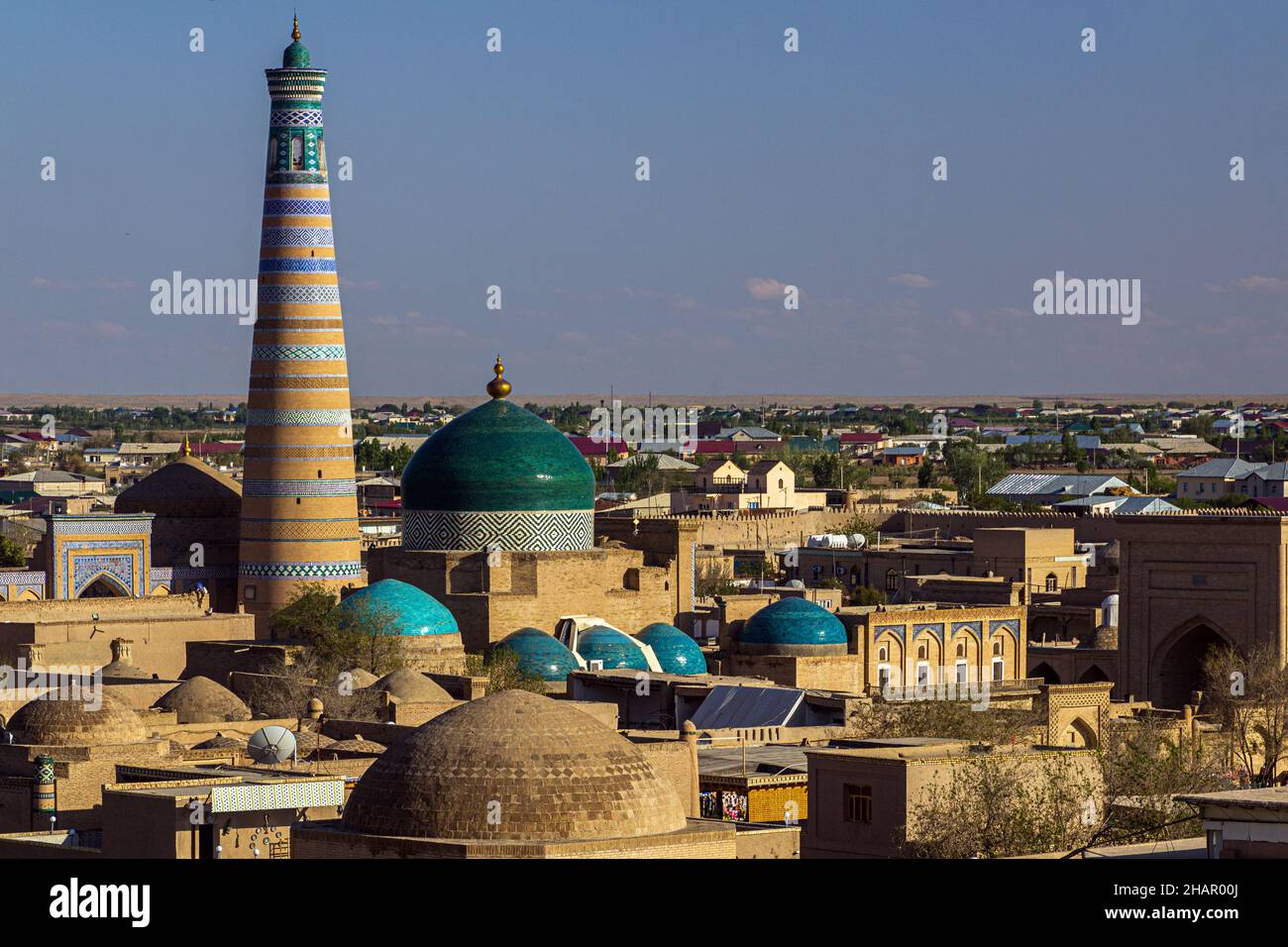 Islam Khoja Minareto e Pakhlavan Makhmoud Mausoleo nella città vecchia di Khiva, Uzbekistan. Foto Stock