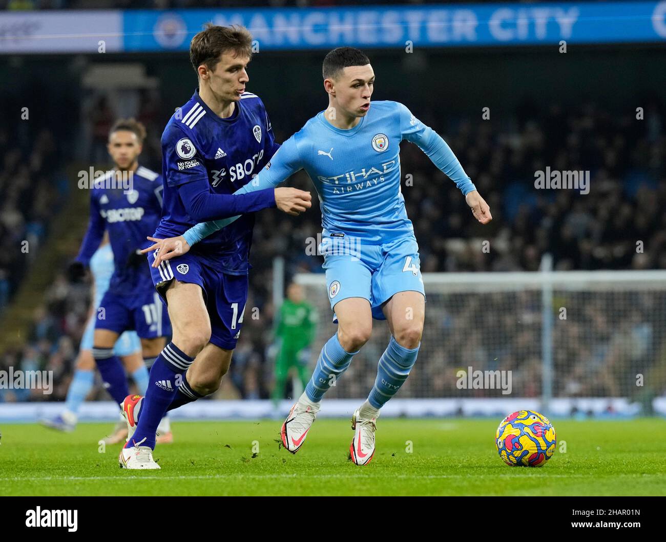 Manchester, Inghilterra, 14th dicembre 2021. Diego Llorente del Leeds United affronta Phil Foden della città di Manchester durante la partita della Premier League all'Etihad Stadium di Manchester. Il credito d'immagine dovrebbe leggere: Andrew Yates / Sportimage Foto Stock