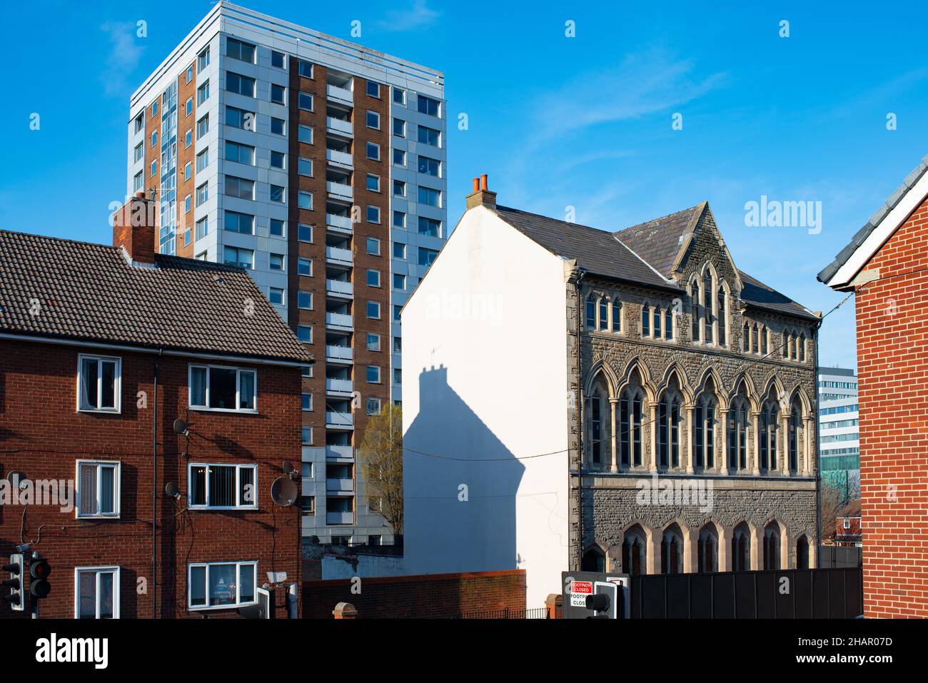 St John's Church School, 55 Great Croshall Street, Liverpool 3, con Bispham House che torreggia sopra. Immagine scattata nel marzo 2019. Foto Stock