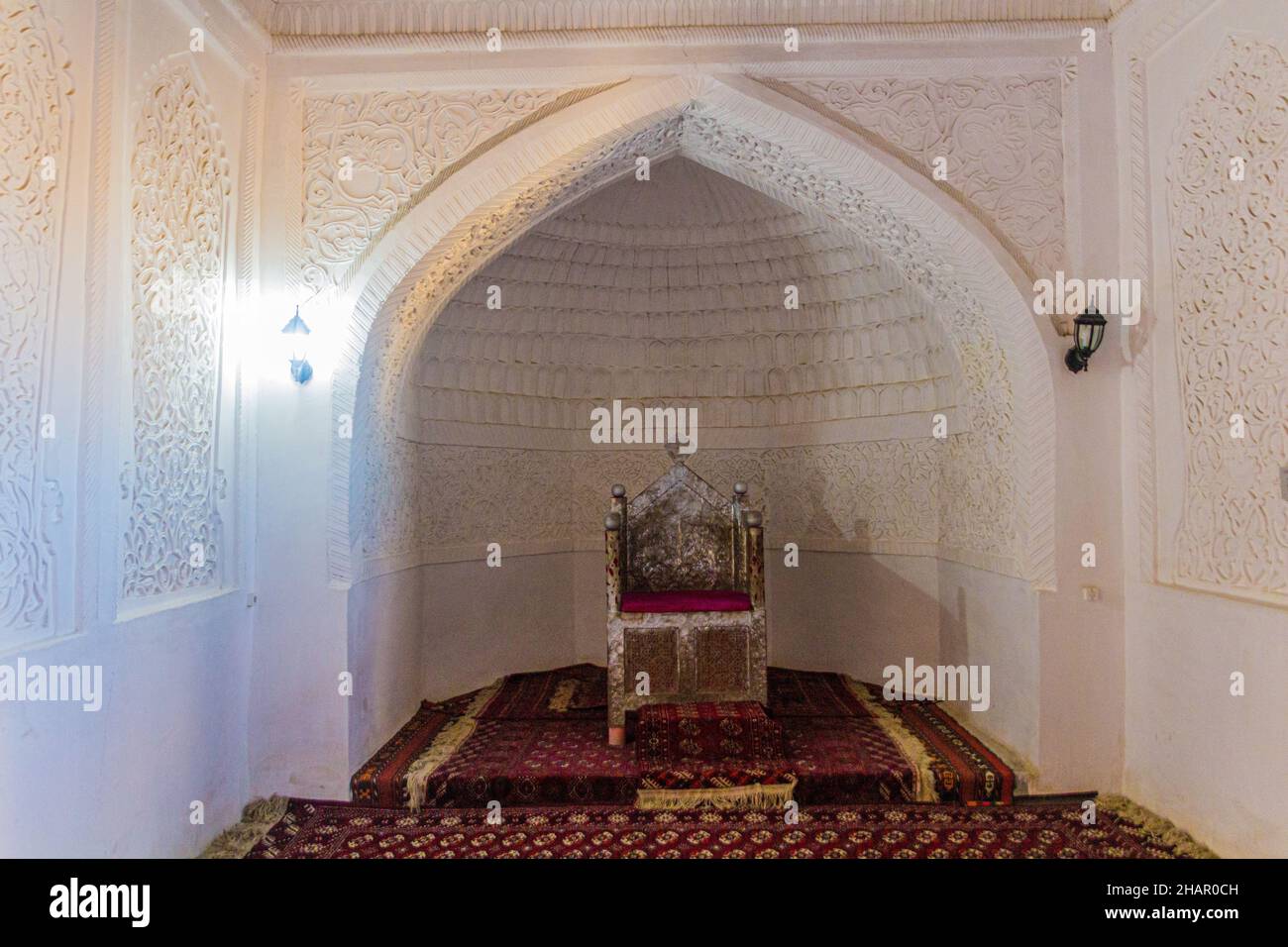 KHIVA, UZBEKISTAN - 25 APRILE 2018: Sala del trono di Kuhna (Kunya) Forte Ark a Khiva, Uzbekistan Foto Stock