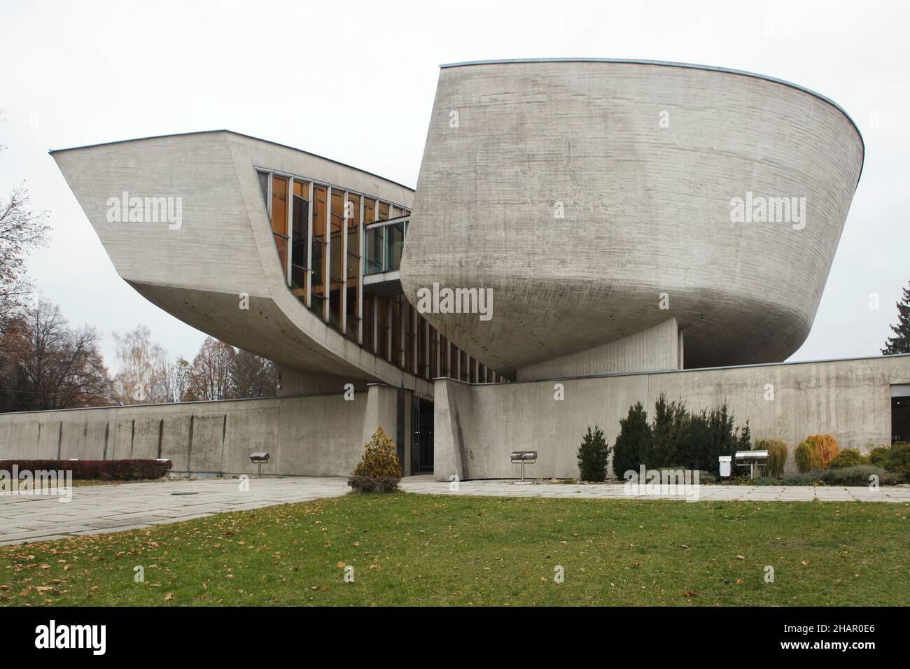 Museo della rivolta Nazionale Slovacca (Múzeum Slovenského národného povstania) a Banská Bystrica, Slovacchia. L'edificio modernista progettato dall'architetto slovacco Dušan Kuzma è stato costruito tra il 1959 e il 1969. Foto Stock