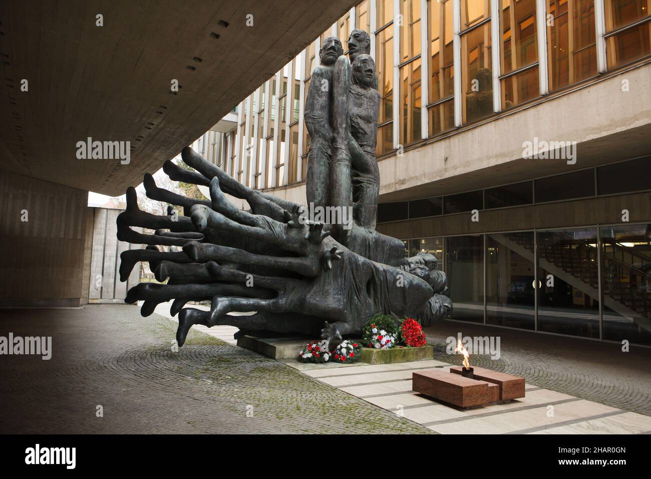 Memoriale della rivolta nazionale slovacca (Pamätník Slovenského národného povstania) nel cortile del Museo della rivolta nazionale slovacca (Múzeum Slovenského národného povstania) a Banská Bystrica, Slovacchia. L'edificio modernista progettato dall'architetto slovacco Dušan Kuzma è stato costruito tra il 1959 e il 1969. La statua intitolata 'le vittime WARN' (Obete varujú) dello scultore slovacco Jozef Jankovič risale al 1967. Foto Stock