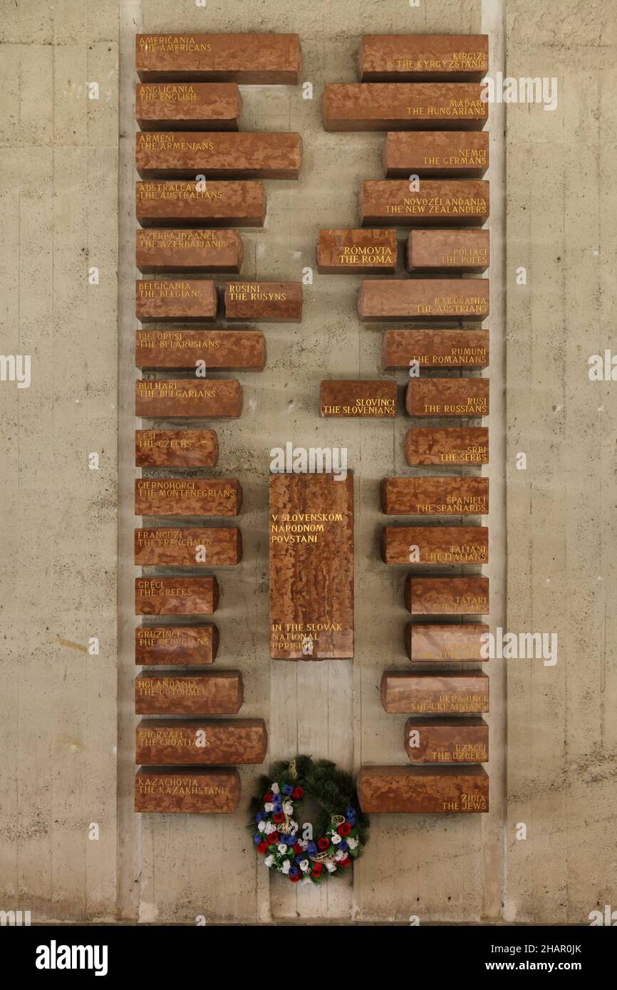 Memoriale alle nazioni partecipò alla rivolta nazionale slovacca (Slovenské národné povstanie) nel cortile del Museo della rivolta nazionale slovacca (Múzeum Slovenského národného povstania) a Banská Bystrica, Slovacchia. Le nazioni elencate alfabeticamente in slovacco e inglese: Gli americani, l'inglese, gli armeni, gli australiani, gli azerbaigiani, I belgi, i russi, i bielorussi, i bulgari, i cechi, I montenegrini, i francesi, i greci, i georgiani, gli olandese, I croati, i kazaki, i Kirghizi, gli ungheresi, i tedeschi, Il nuovo Foto Stock