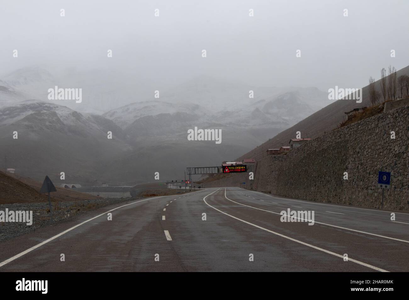 Nevoso Ovit Mountain strada di Ispir. Regione dell'Anatolia orientale Foto Stock