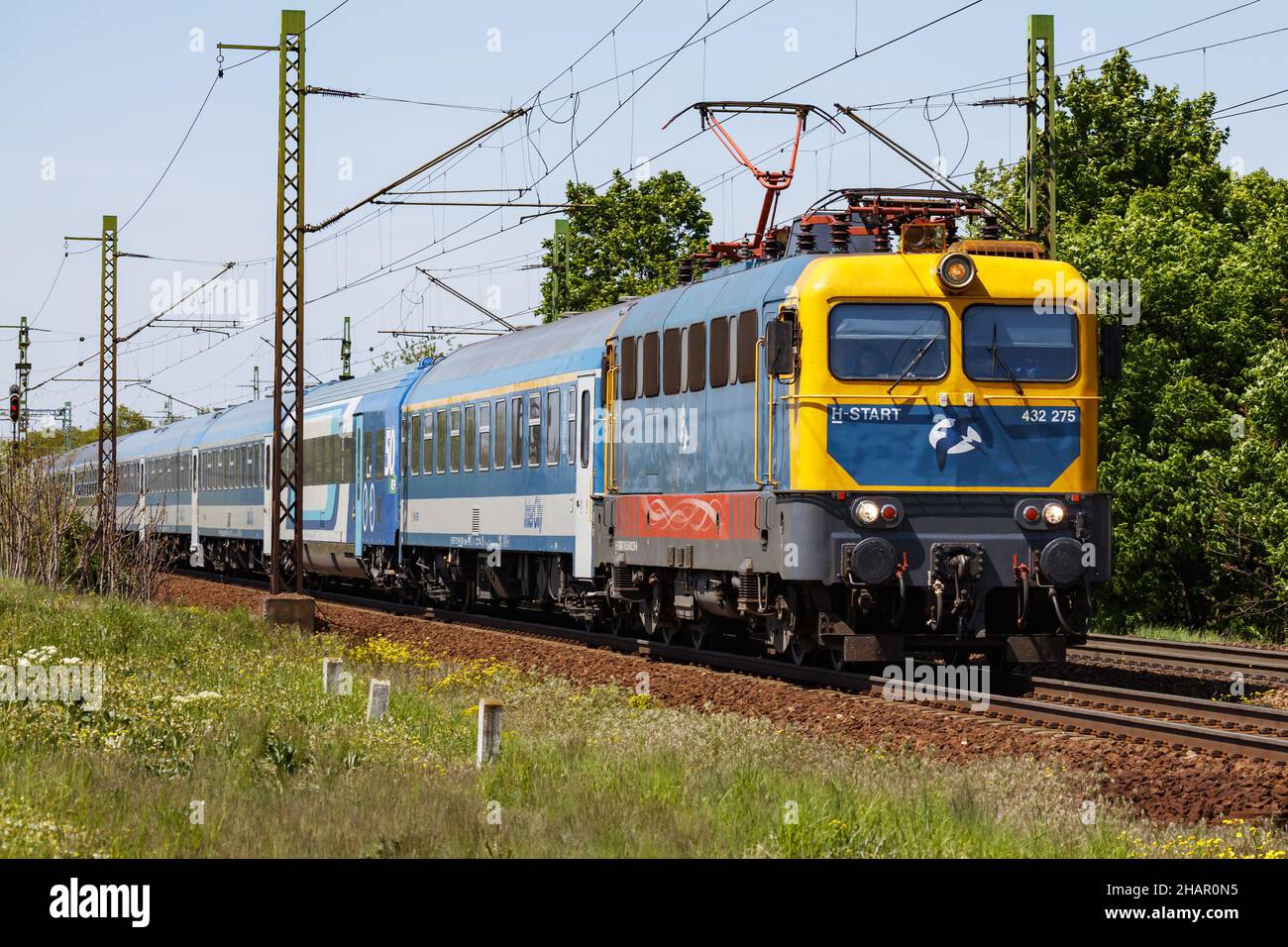 Budapest, Ungheria - 9 maggio 2021: Trasporto ferroviario internazionale e regionale. Treno merci passeggeri in stazione. Trasporto pubblico. Foto Stock