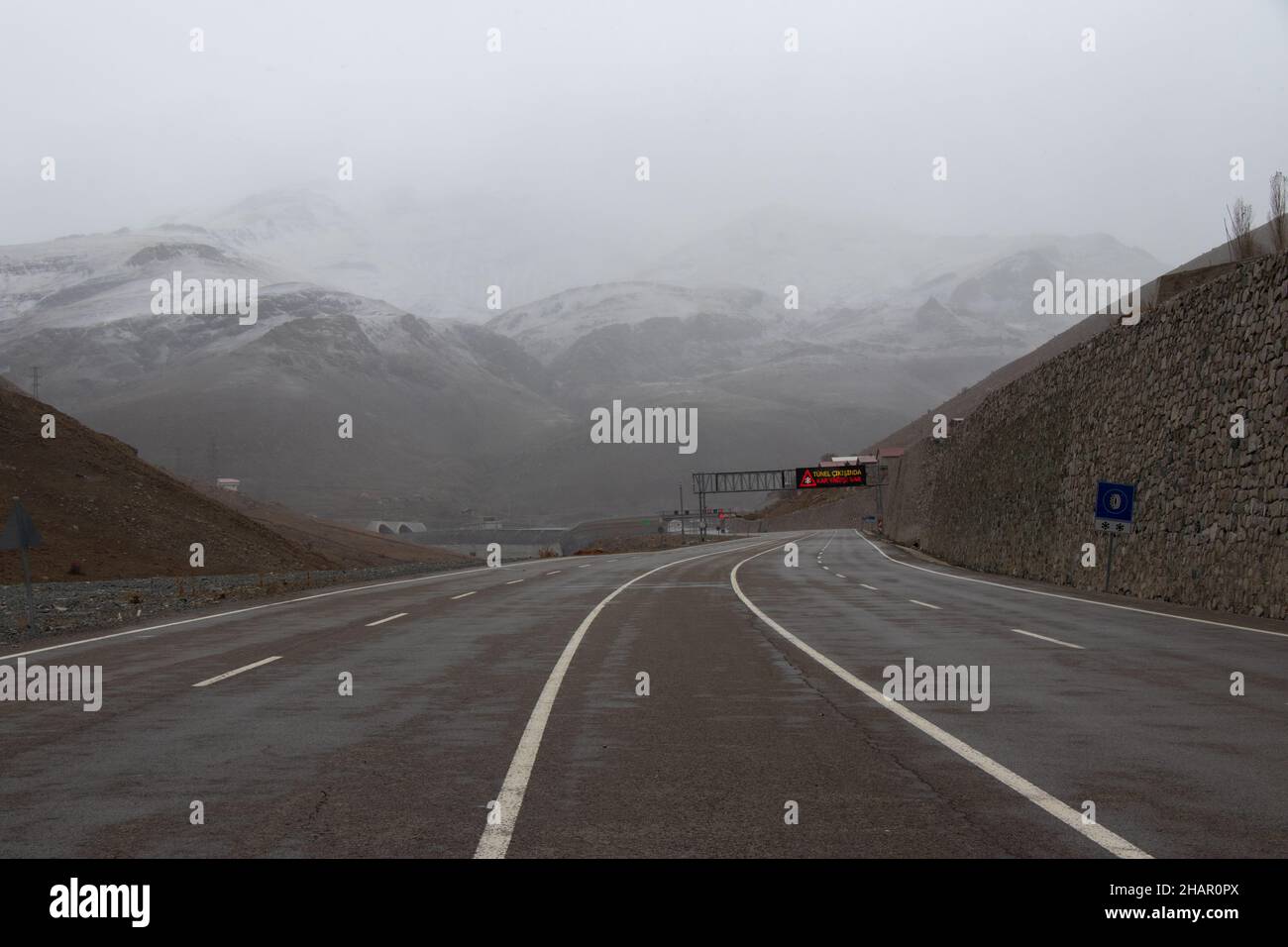 Nevoso Ovit Mountain strada di Ispir. Regione dell'Anatolia orientale Foto Stock