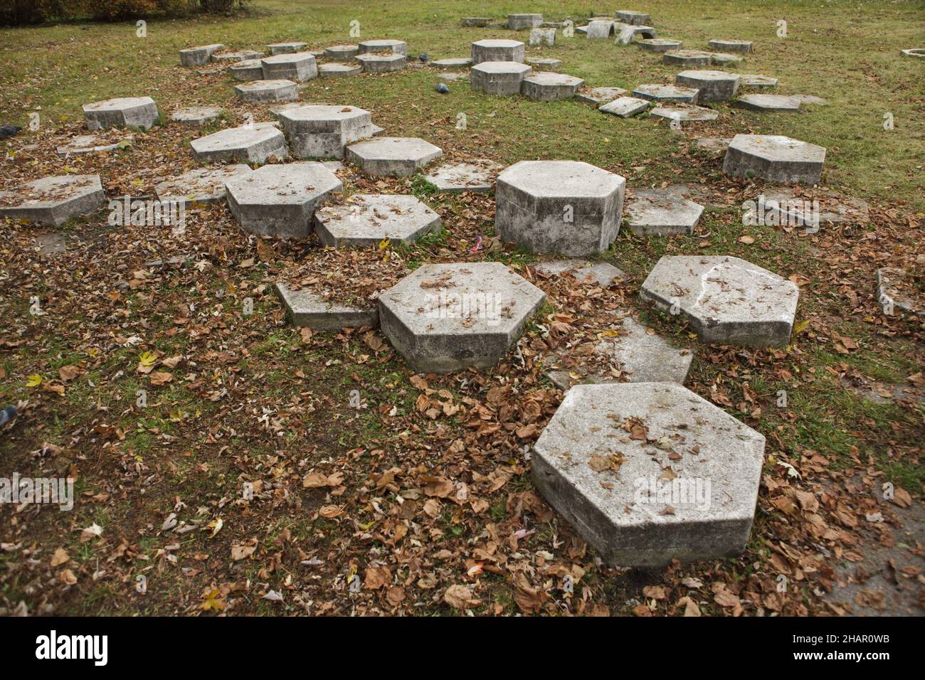 Elementi decorativi in cemento modernista installati nel parco intorno al Museo della rivolta Nazionale Slovacca (Múzeum Slovenského národného povstania) a Banská Bystrica, Slovacchia. L'edificio modernista del museo progettato dall'architetto slovacco Dušan Kuzma è stato costruito tra il 1959 e il 1969. Foto Stock