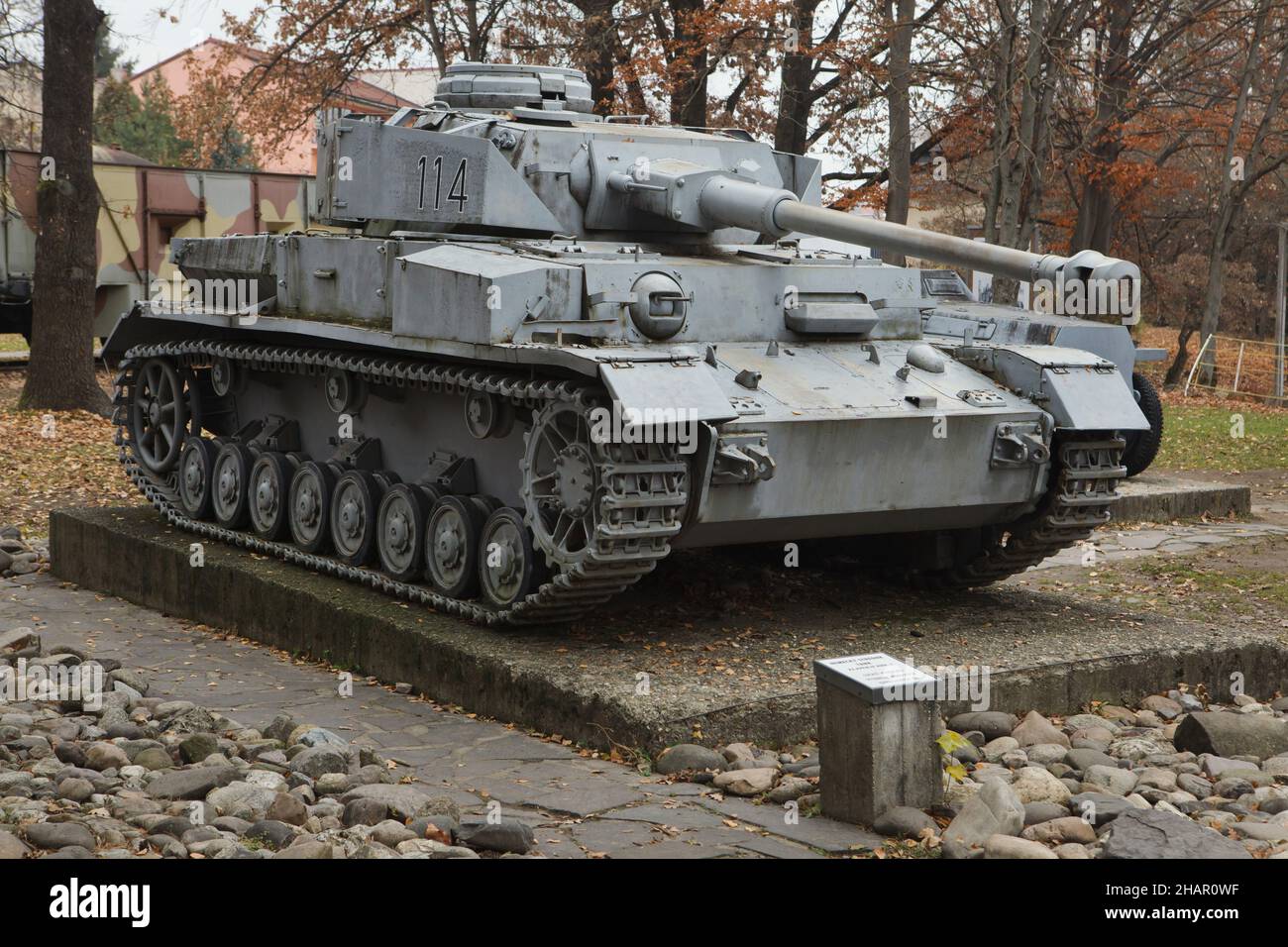 Tedesco medio serbatoio Panzerkampfwagen IV (PZ.Kpfw. IV) comunemente noto come il Panzer IV utilizzato durante la seconda guerra mondiale in esposizione accanto al Museo dell'insurfazione Nazionale Slovacca (Múzeum Slovenského národného povstania) a Banská Bystrica, Slovacchia. Foto Stock