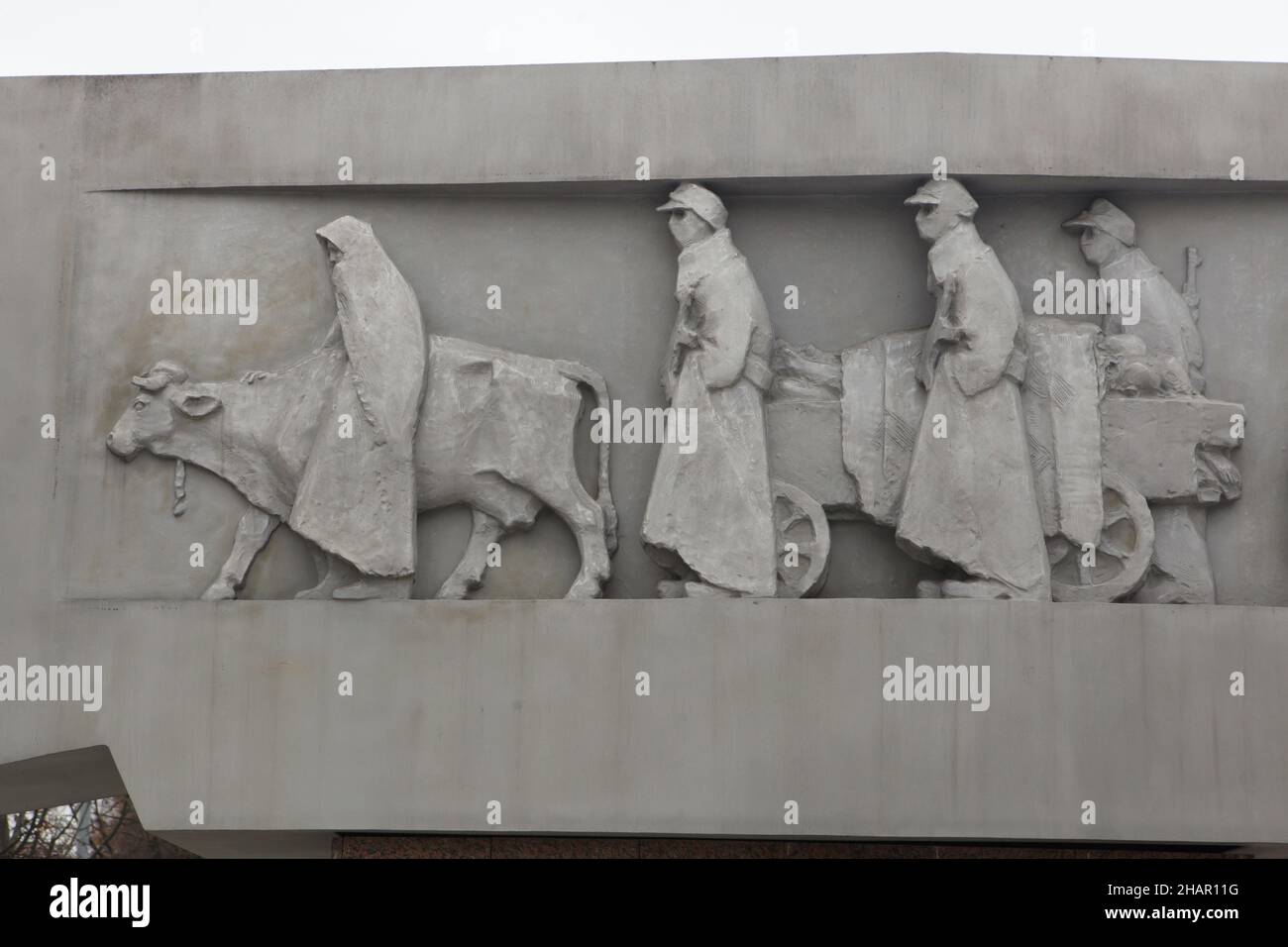 Funerali delle vittime della rivolta nazionale slovacca (Slovenské národné povstanie) raffigurate nel rilievo dello scultore slovacco Ján Kulich (1974) sul memoriale della rivolta nazionale slovacca progettato dall'architetto slovacco Jozef Lacko a Zvolen, Slovacchia. Foto Stock