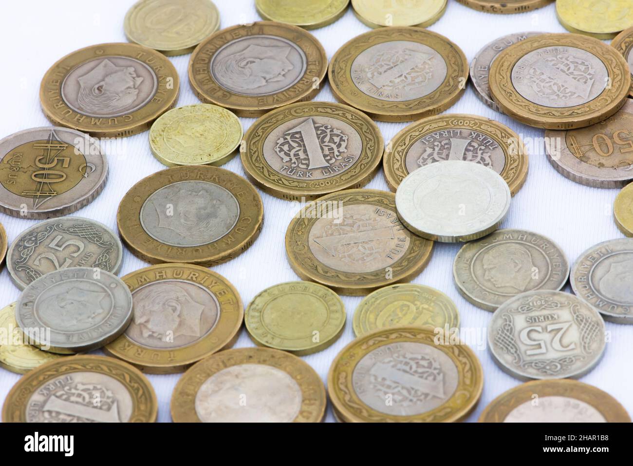Risparmio di monete metalliche lira turche su sfondo bianco Foto Stock