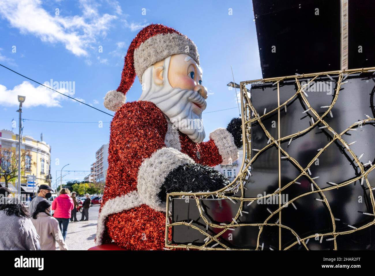 Primo piano di un gigantesco Babbo Natale che suona il suo gigantesco pianoforte a Loule, Portogallo. Foto Stock