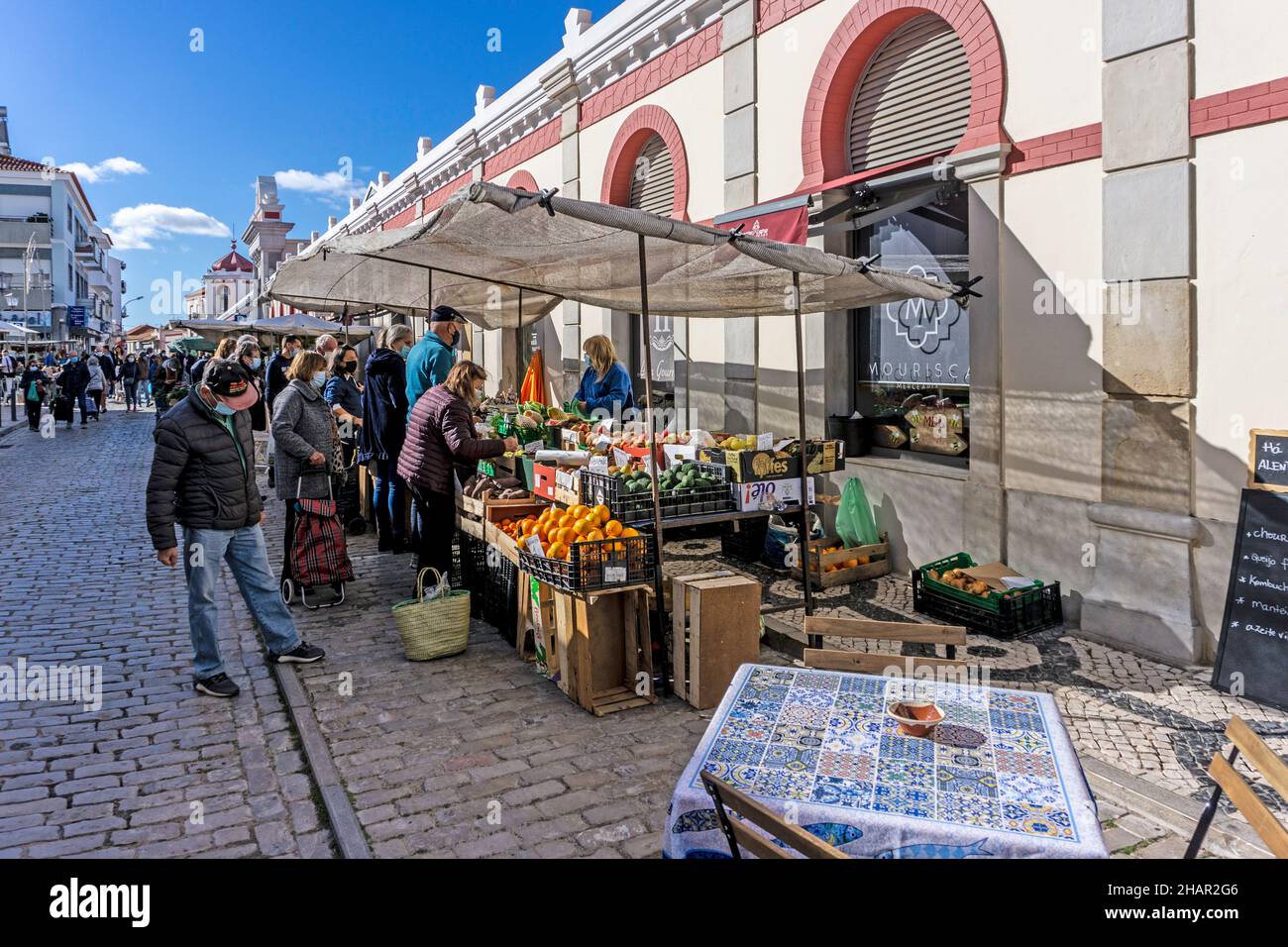 Prodotti locali in vendita al di fuori della zona del mercato di Louie, Portogallo. Foto Stock