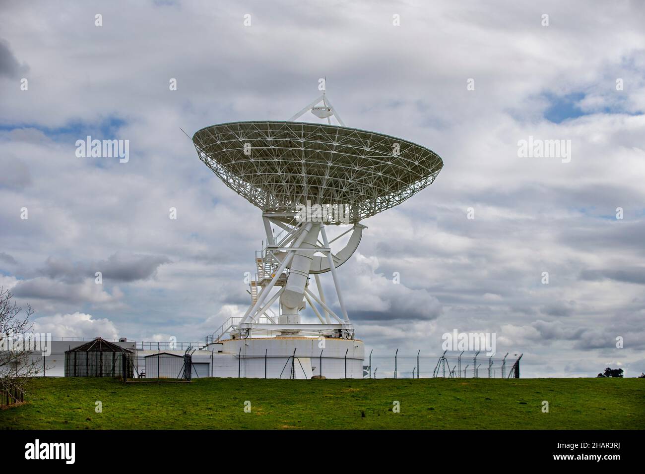 Un'antenna parabolica presso la Warkworth satellite Earth Station, Auckland, Nuova Zelanda Foto Stock