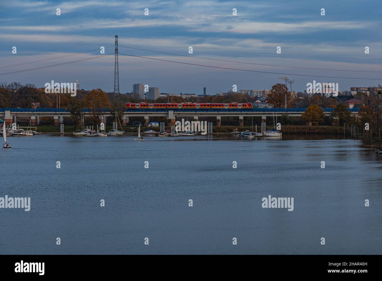 Wroclaw, Polonia - Novembre 15 2020: Giro in treno sul ponte sopra il piccolo porto Foto Stock