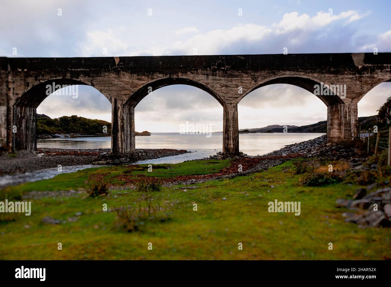 Il viadotto ferroviario a Loch Nan Uamh, costruito nel 1901, attraversa il A830 e l'Allt A' Mhama sulla penisola di Ardnish, Scozia occidentale Foto Stock