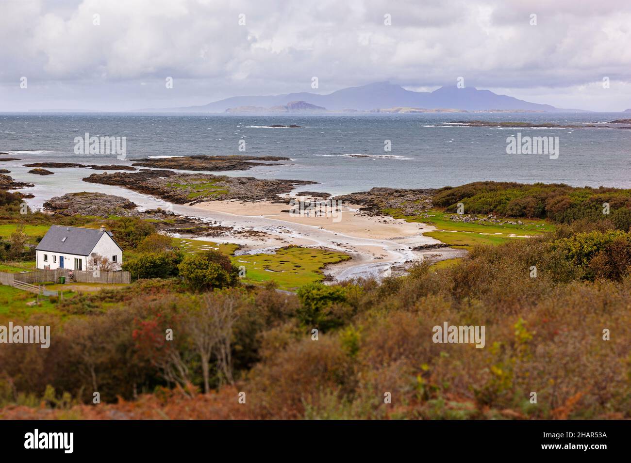 Passeggiate in spiaggia presso la cittadina di Portuairk, l'insediamento più occidentale della terraferma britannica nella Scozia occidentale, con vista sulle piccole isole Foto Stock