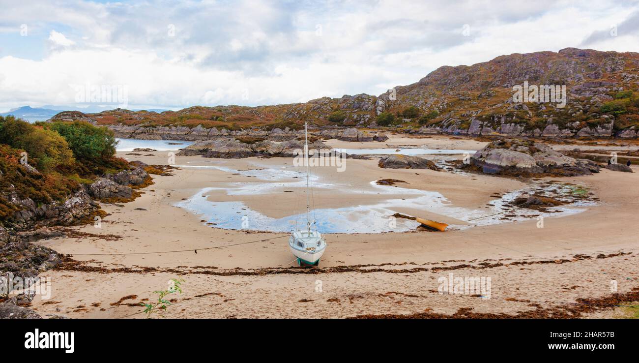 Bassa marea e piccole barche a terra su una spiaggia di sabbia chiara a Ardtoe sulla costa occidentale della penisola di Arnamurchan, Scozia occidentale Foto Stock