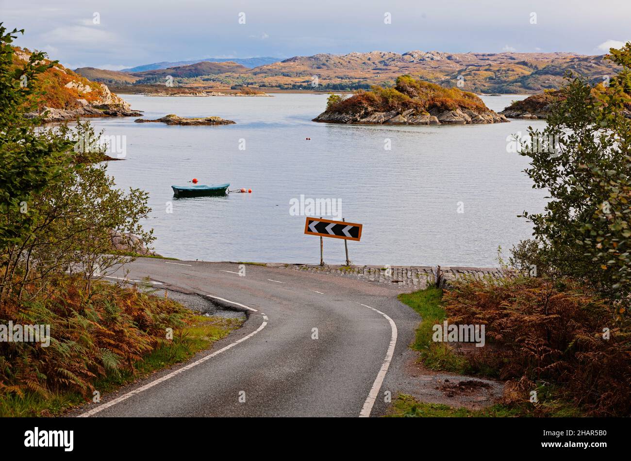 Viste attraverso il molo di pietra a Kentra Bay, un'insenatura dalla strada da Acharacle a Ardtoe sulla penisola Ardnamurchan, costa occidentale della Scozia Foto Stock