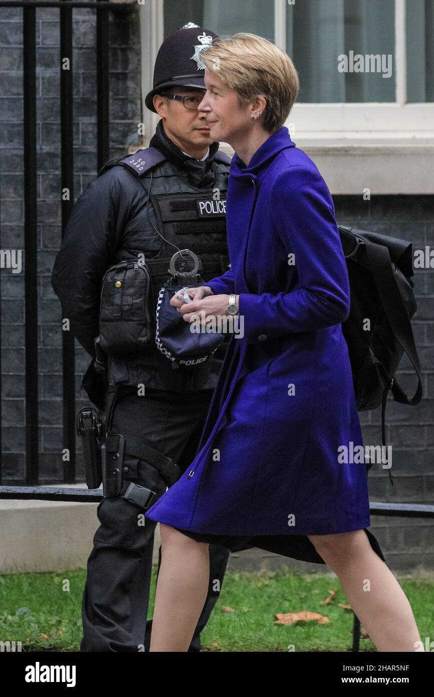 Westminster, Londra, Regno Unito. 14th Dic 2021. Amanda Pritchard, funzionario sanitario britannico e Chief Executive dell'NHS Inghilterra, passa davanti a un poliziotto di Downing Street e fino al n. 10, possibilmente per incontrare il Segretario della Sanità Sajid Javid, che ha partecipato ad un gabinetto prima. Credit: Imagplotter/Alamy Live News Foto Stock