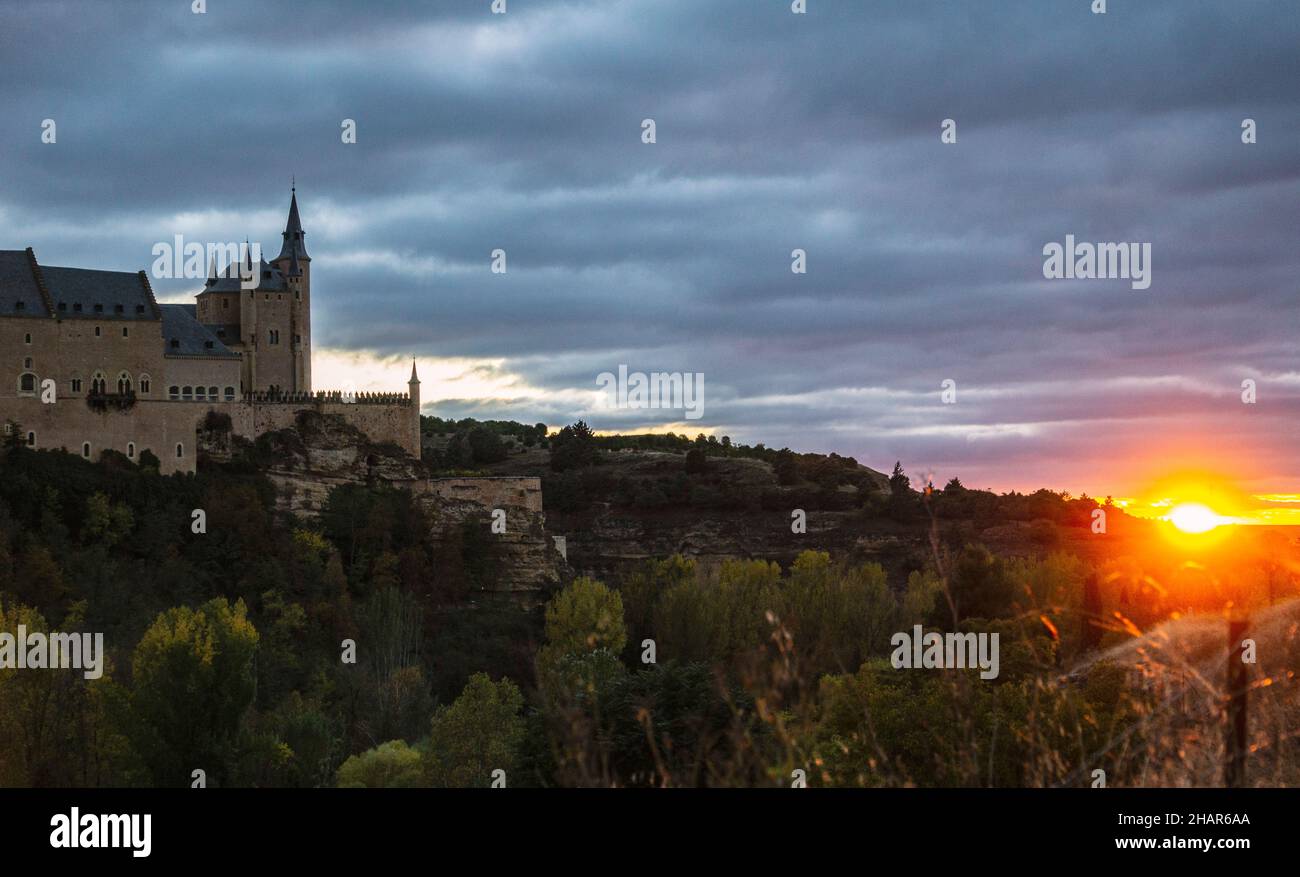 Tramonto ad Alcazar di Segovia, castello medievale e palazzo in Spagna. Foto Stock
