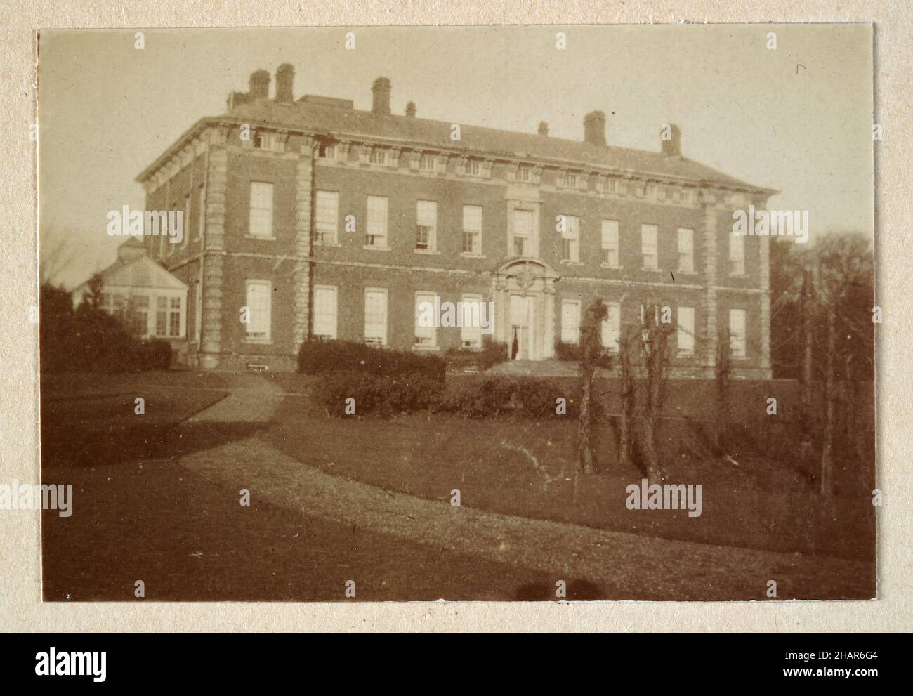 Foto d'epoca della facciata posteriore di Beningbrough Hall, una casa di campagna georgiana nel North Yorkshire, 1905 Foto Stock