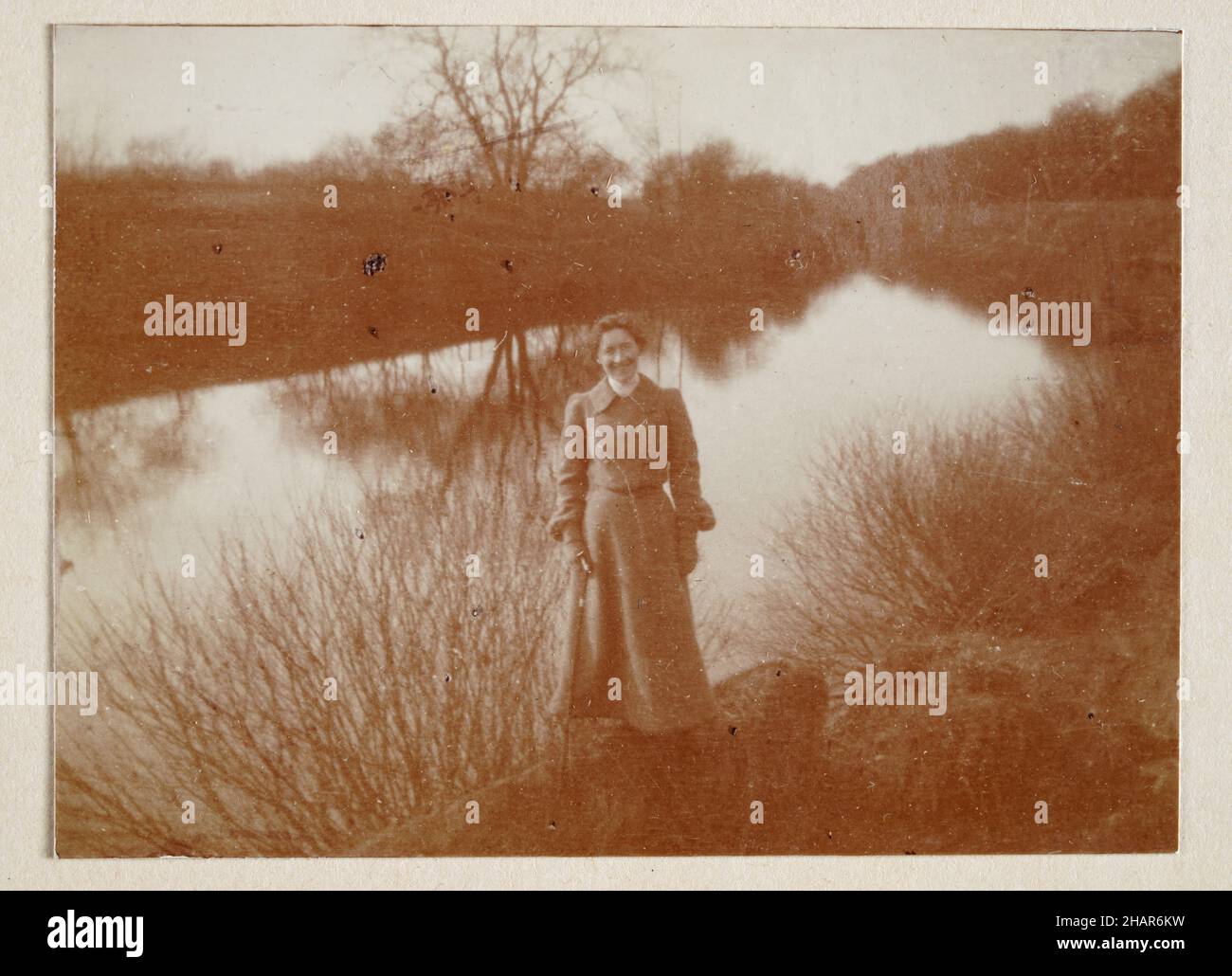 Foto d'epoca di Woman in piedi da un fiume nel North Yorkshire, Edwardian, inglese, 1905, inizio 20th secolo Foto Stock