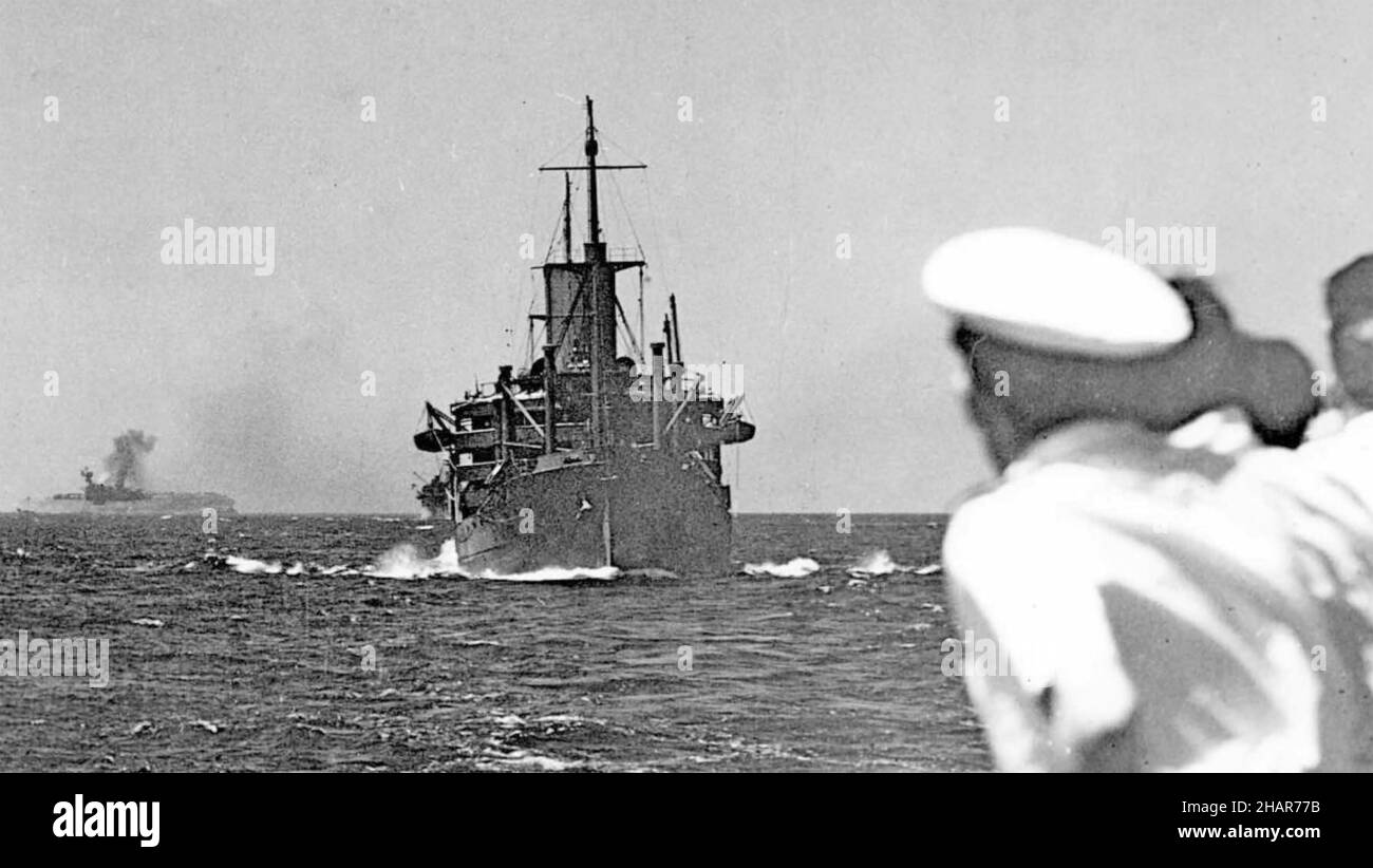 OPERAZIONE PIEDISTALLO agosto 1942 per rifornire Malta. Marinai che guardano l'elenco HMS Eagle dopo che è stata torpedata. Affondò il 11 agosto. Foto Stock