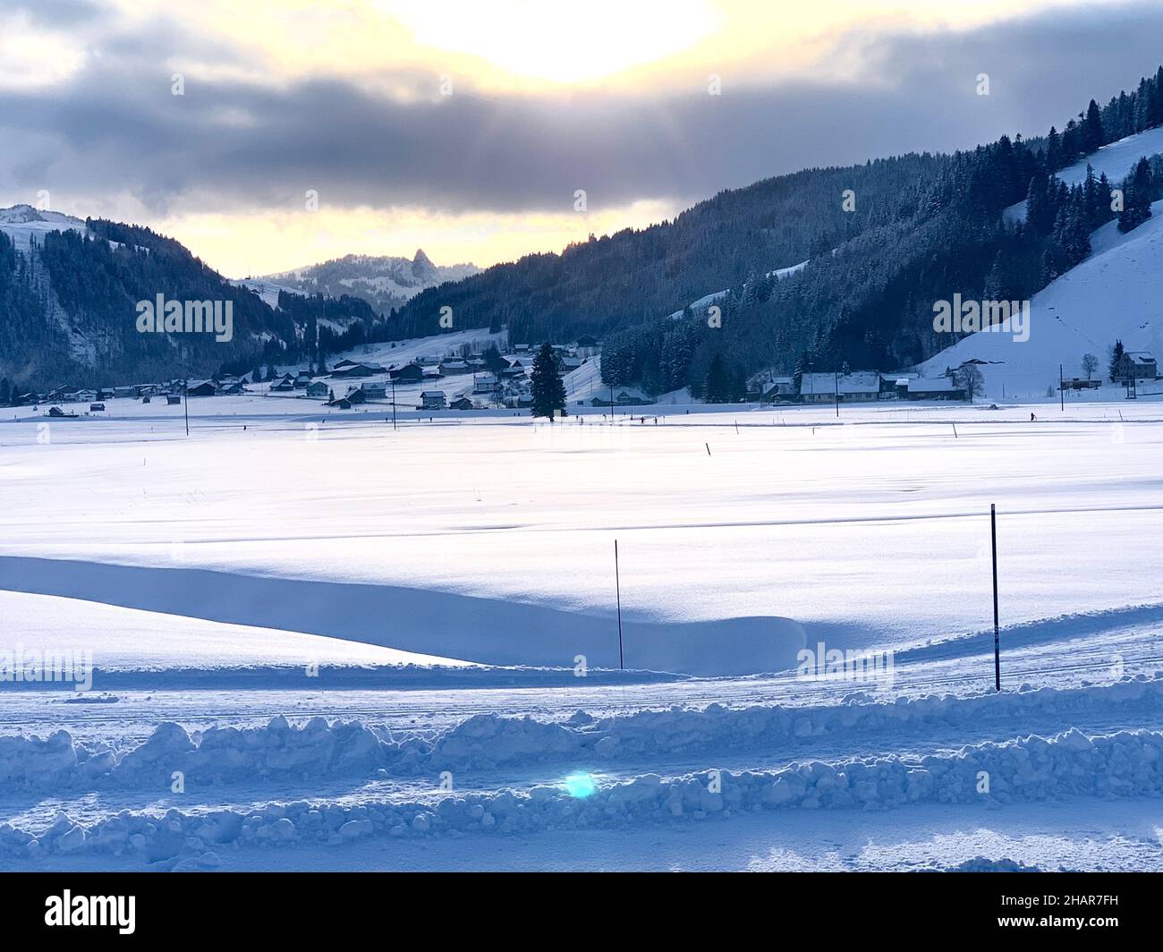 Pista di fondo segnata con due racchette. Scena invernale nella valle Studen nel cantone Schwyz, Svizzera famosa per lo sci di fondo. Foto Stock