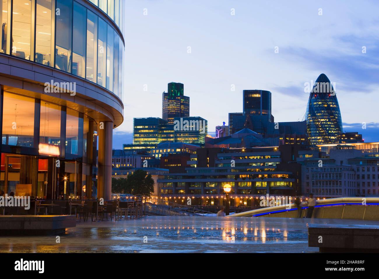 City Hall e il quartiere finanziario lungo il Tamigi, Londra, Regno Unito Foto Stock