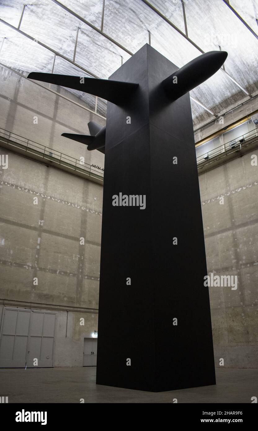 Hangar Bicocca, Milano, Italia: Breath Ghosts Blind di Maurizio Cattelan, monolito nero con un aereo, promemoria degli attacchi del 11 settembre 2001 Foto Stock Hangar Bicocca, Milano, Italia: Breath Ghosts Blind di Maurizio Cattelan, monolito nero con un aereo, promemoria degli attacchi del 11 settembre 2001 Foto Stock