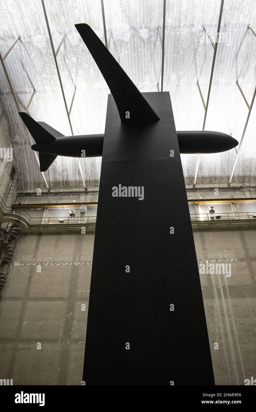 Hangar Bicocca, Milano, Italia: Breath Ghosts Blind di Maurizio Cattelan, monolito nero con un aereo, promemoria degli attacchi del 11 settembre 2001 Foto Stock