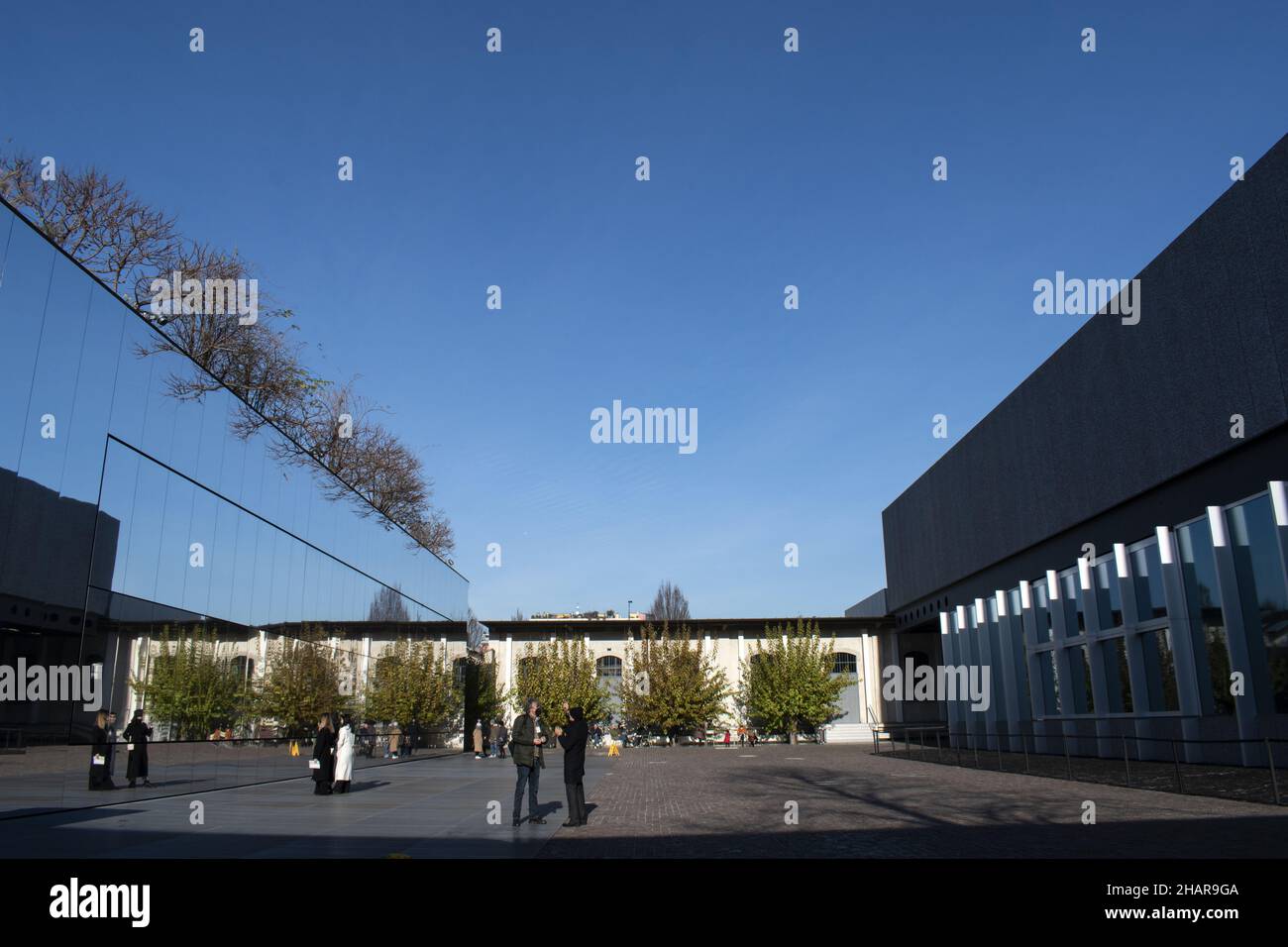 Milano, Italia: Il cortile esterno che collega gli edifici della Fondazione Prada, istituzione culturale fondata nel 1993 da Miuccia Prada Foto Stock