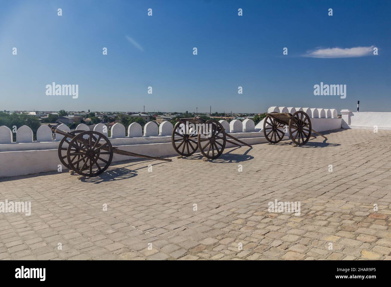 Carri di legno alle mura fortificanti della fortezza dell'Arca di Bukhara, Uzbekistan Foto Stock