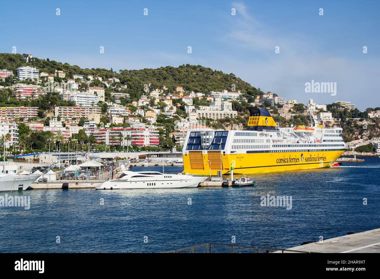 NIZZA, FRANCIA -AGO 09,2021- Vista degli yacht di lusso e traghetto per la Corsica nel porto di Nizza sul Mar Mediterraneo a Nizza sul francese Foto Stock